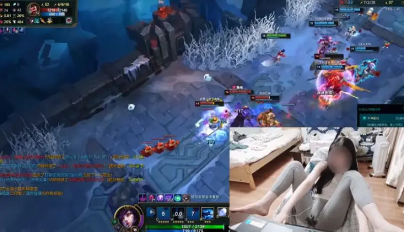 The female anchor plays League of Legends with a vibrator stuffed in her vagina~ Her pussy gets wet after playing with it!