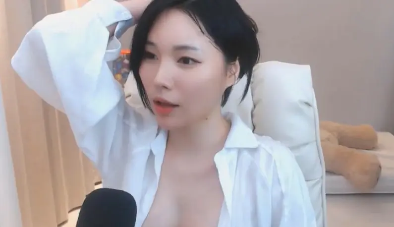 [Korea] Fair body under white shirt! My whole body exudes fairy spirit~