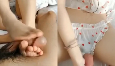 The younger sister just used her feet to jerk off her boyfriend's dick, and the boyfriend was so happy that his juices flowed~ The boyfriend who had the switch turned on didn't give in too much, and he fucked her until her sister screamed and ejaculated.