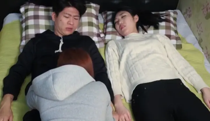 [South Korea] Category III movie "My Little Master" ~ Get the friends and the couple who are guests drunk and then secretly eat the husband's cock!