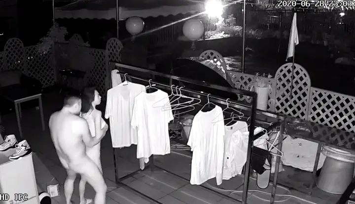 Hackers cracked the network camera surveillance camera and secretly filmed the owner of a photography studio and his lover having sex on the balcony for excitement.