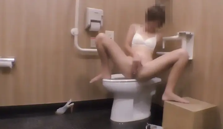 [Japan] [Ultimate Kinky Wife Meat Toilet] The exposed goddess suddenly wanted to hide in the public toilet and touch her when she was out.