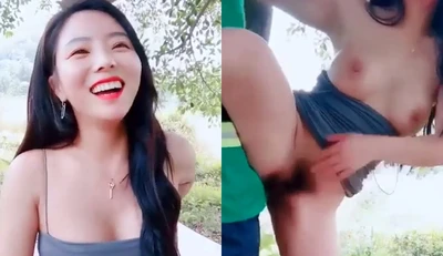 The beautiful girl from the mountain village chatted with the uncle outdoors, and together they enjoyed the nature in the mountain forest and played wild games~