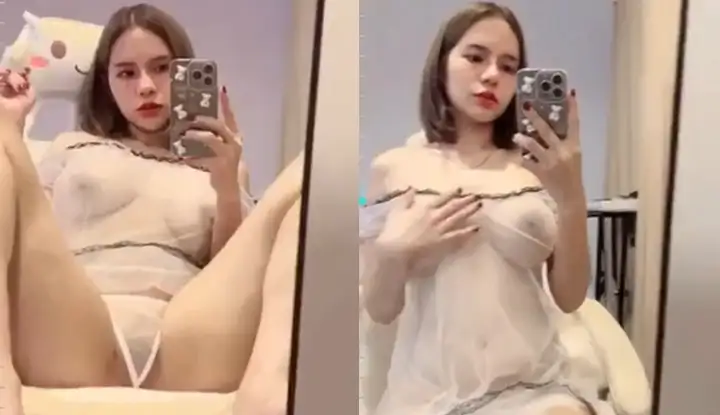 [Thailand] The girl Xianlai touches her breasts in front of the mirror when she has nothing to do