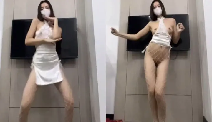 The Internet celebrity goddess [Xiao Xixi] with the best figure dances sexy naked, her long legs have a built-in vibrating egg, and she dances while having fun 6