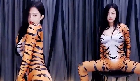 Busty anchor Gu Aza dances hotly in sexy tiger tights