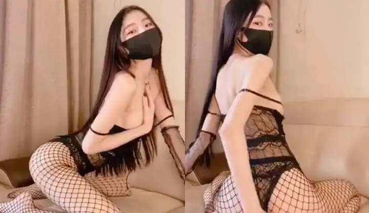 Wearing fishnet stockings and lifting up her buttocks to seduce you~ Take out your cock and fuck it!