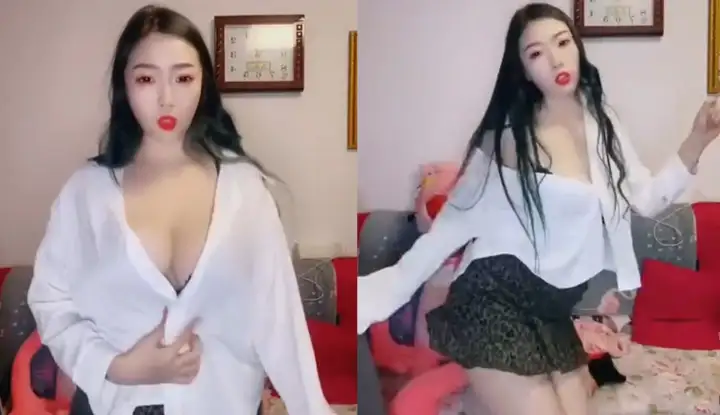 Kuaishou's big-breasted sister Xin takes a super sexy selfie in a white shirt